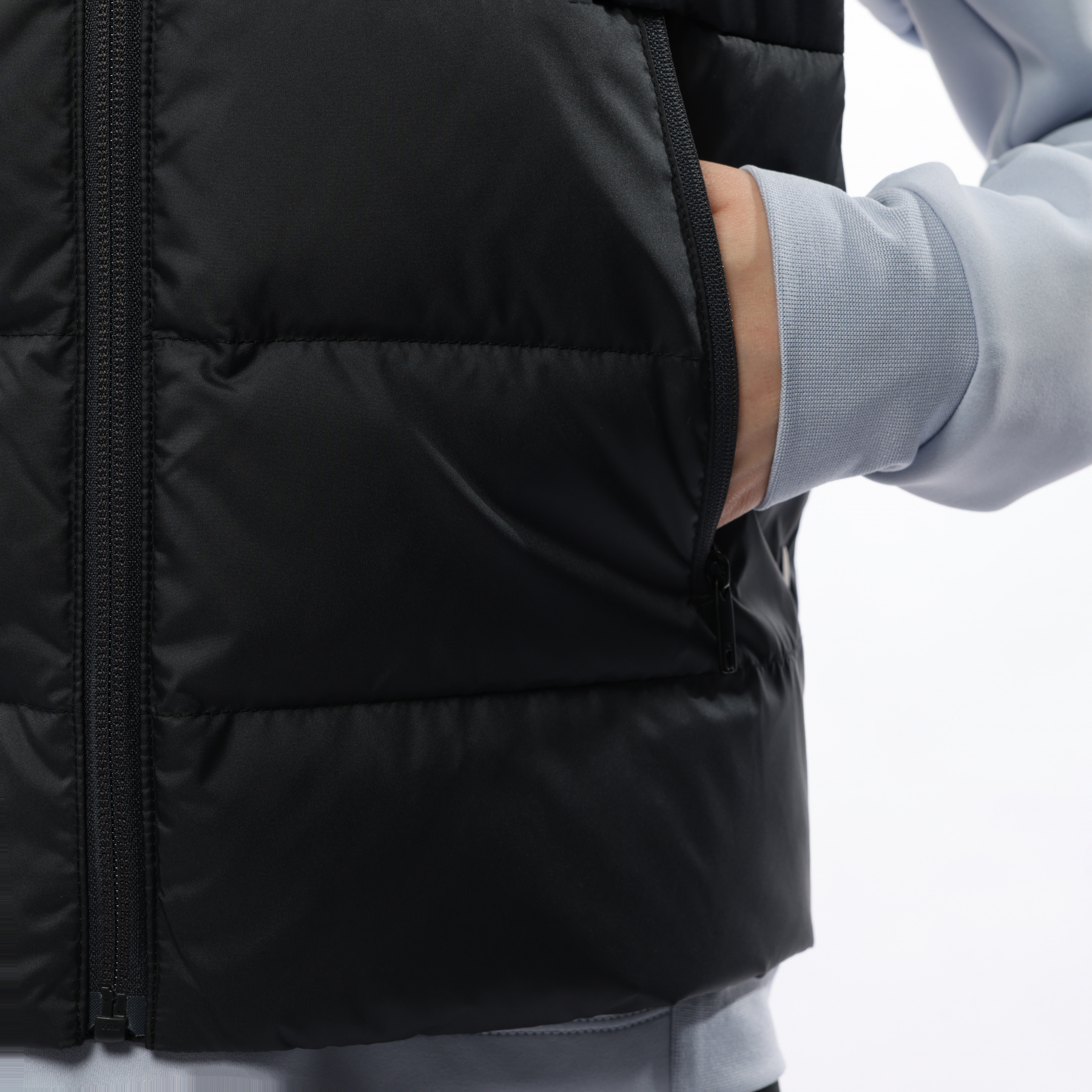 AMRV040-3 Жилет пуховый Sports Style черный