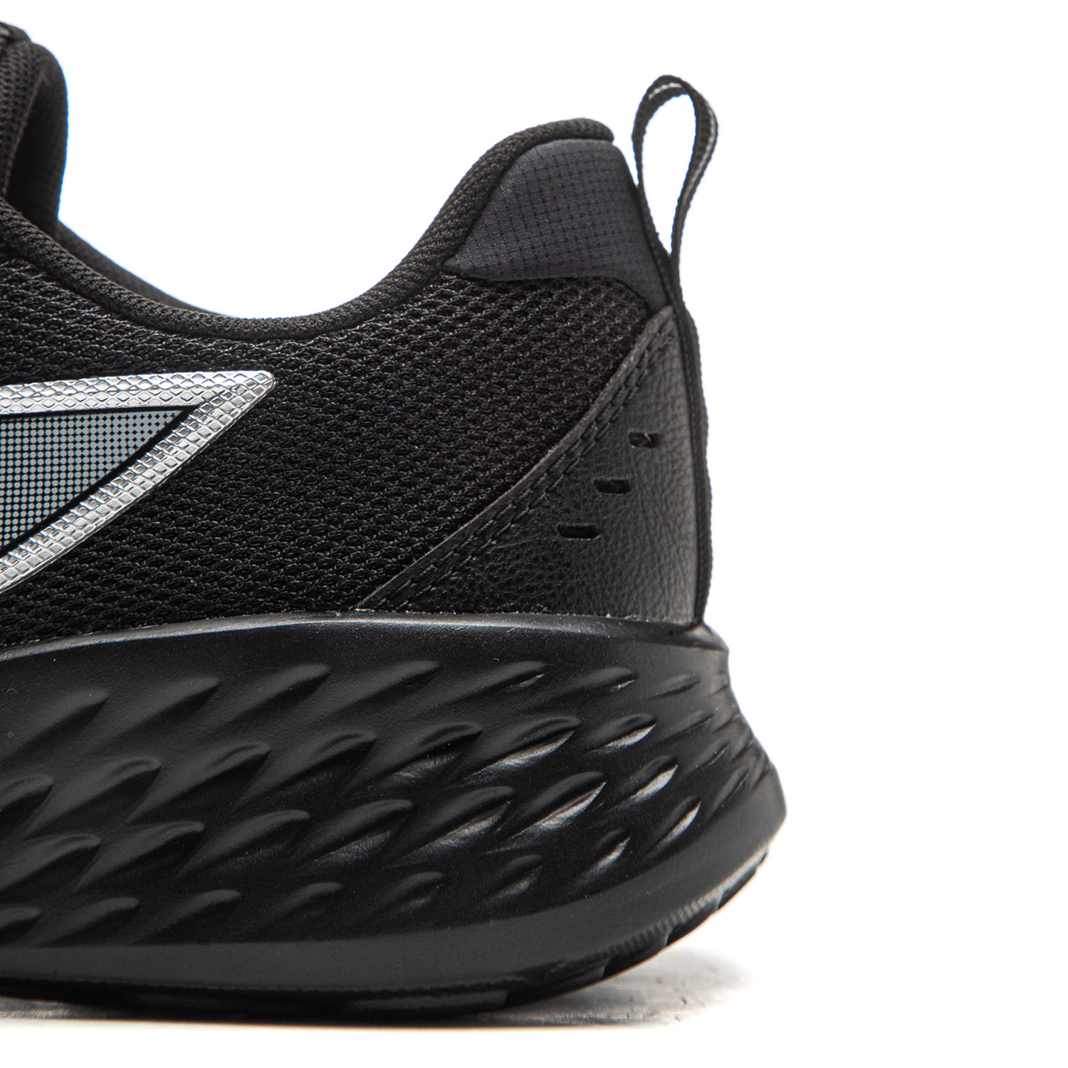 ARSV059-3 Кроссовки Light Cloud черный