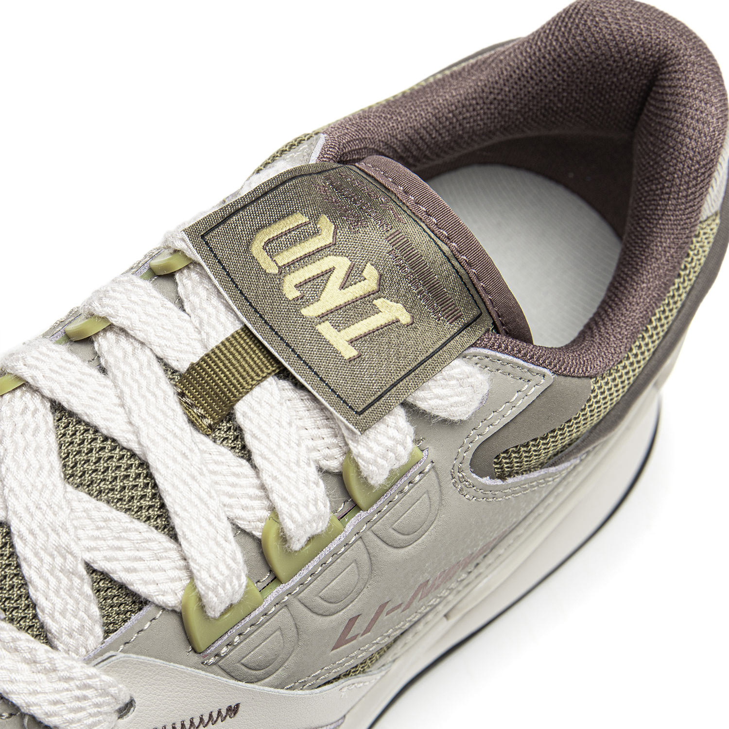 AGLW015-1 Кроссовки 001 Moment V2 коричневый