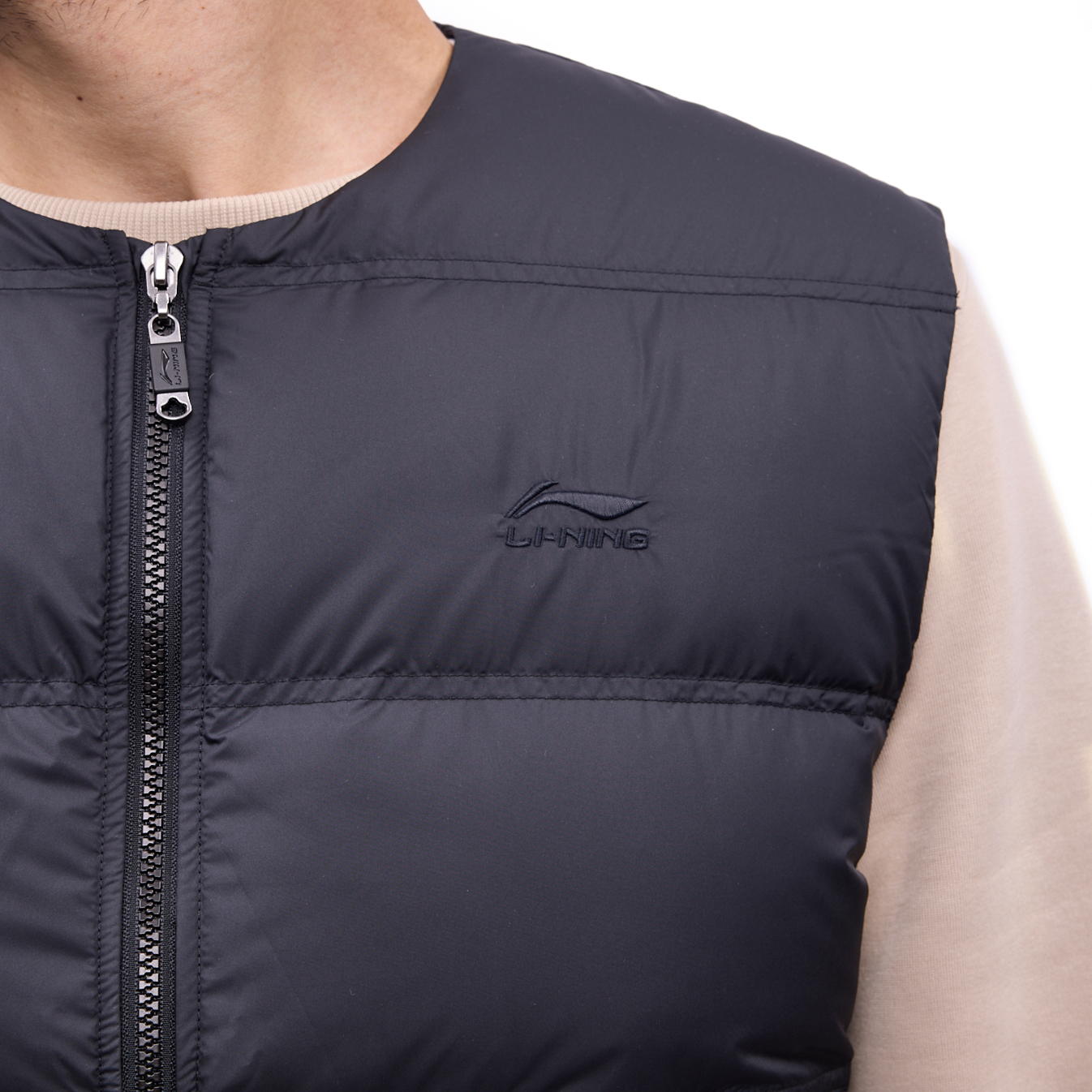 AMRV107-3 Жилет пуховый Sports Style черный