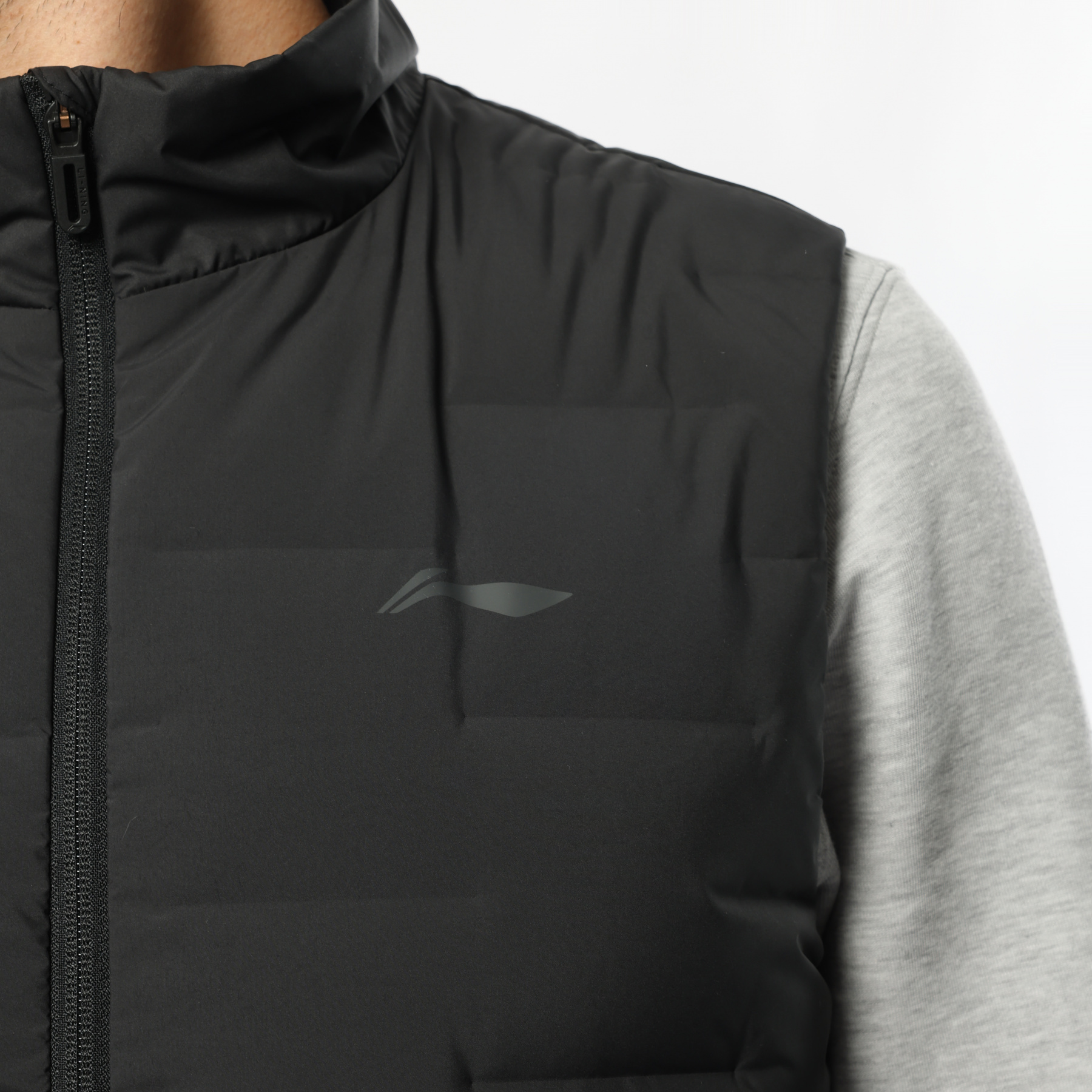 AMRV089-2 Жилет пуховый Essentials черный