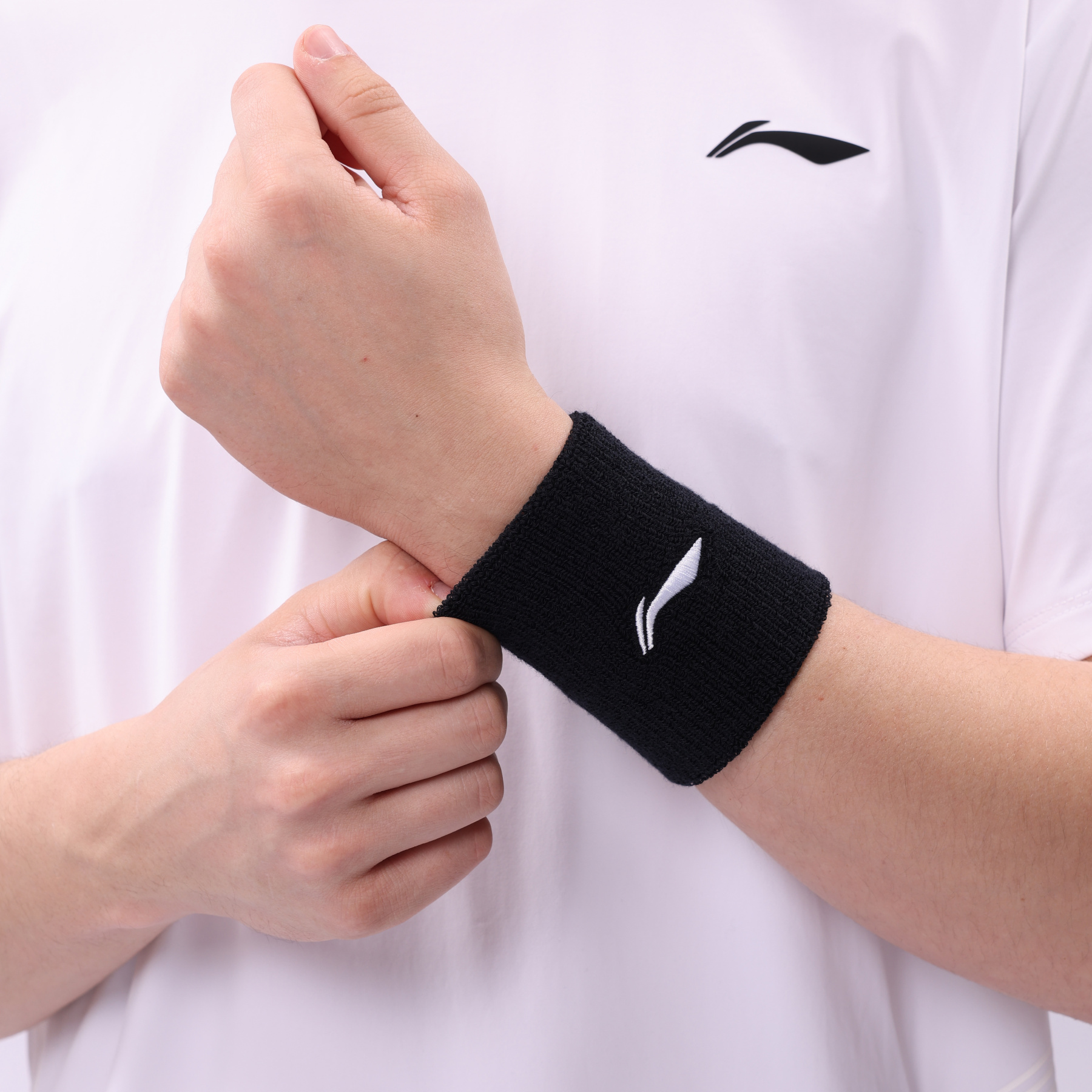 AHWV001-1 Напульсник Essentials черный