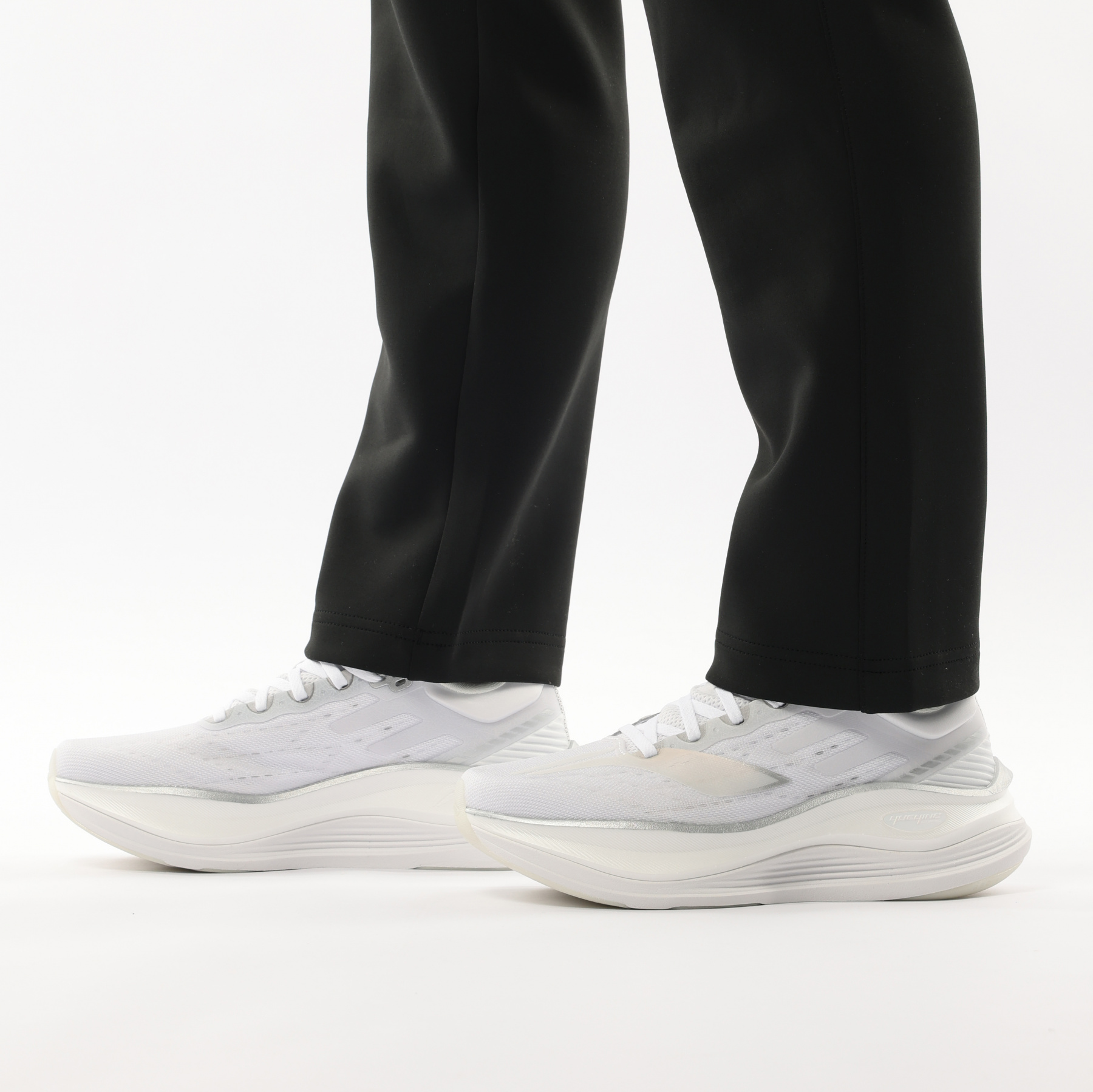 AKYV190-1 Брюки-джоггеры Essentials черный