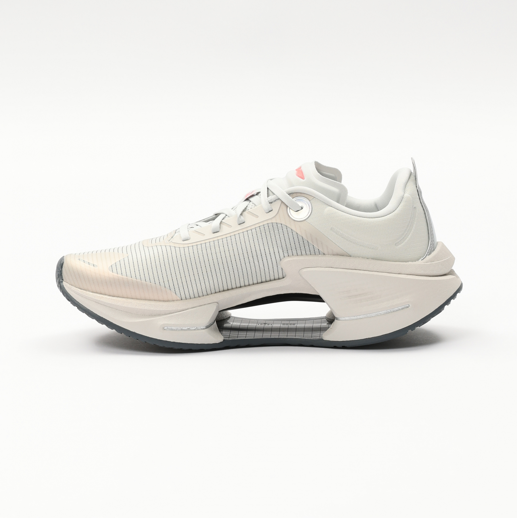 ARRV003-18 Кроссовки беговые Shadow 3 Essential серый/черный