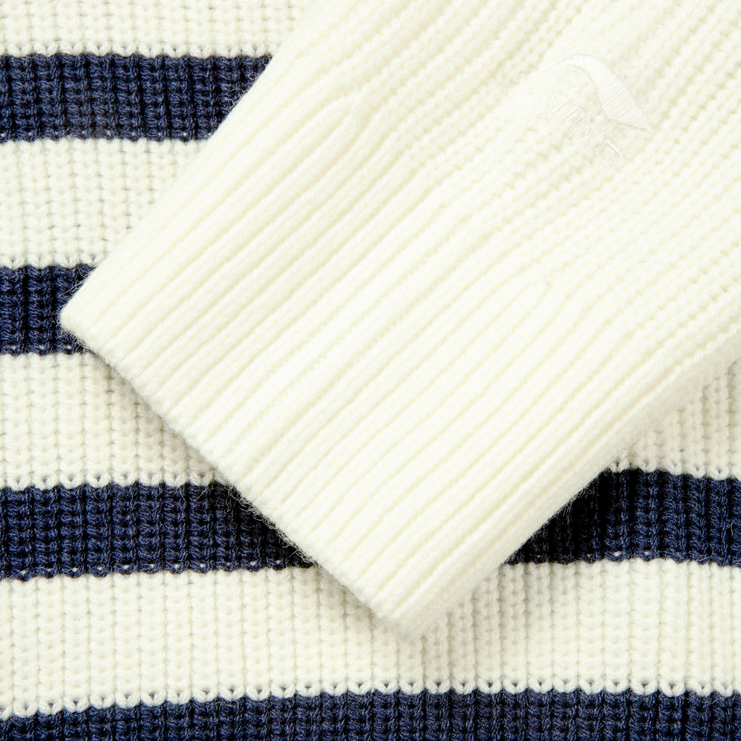 AMBV340-1 Джемпер вязанный Sports Style белый