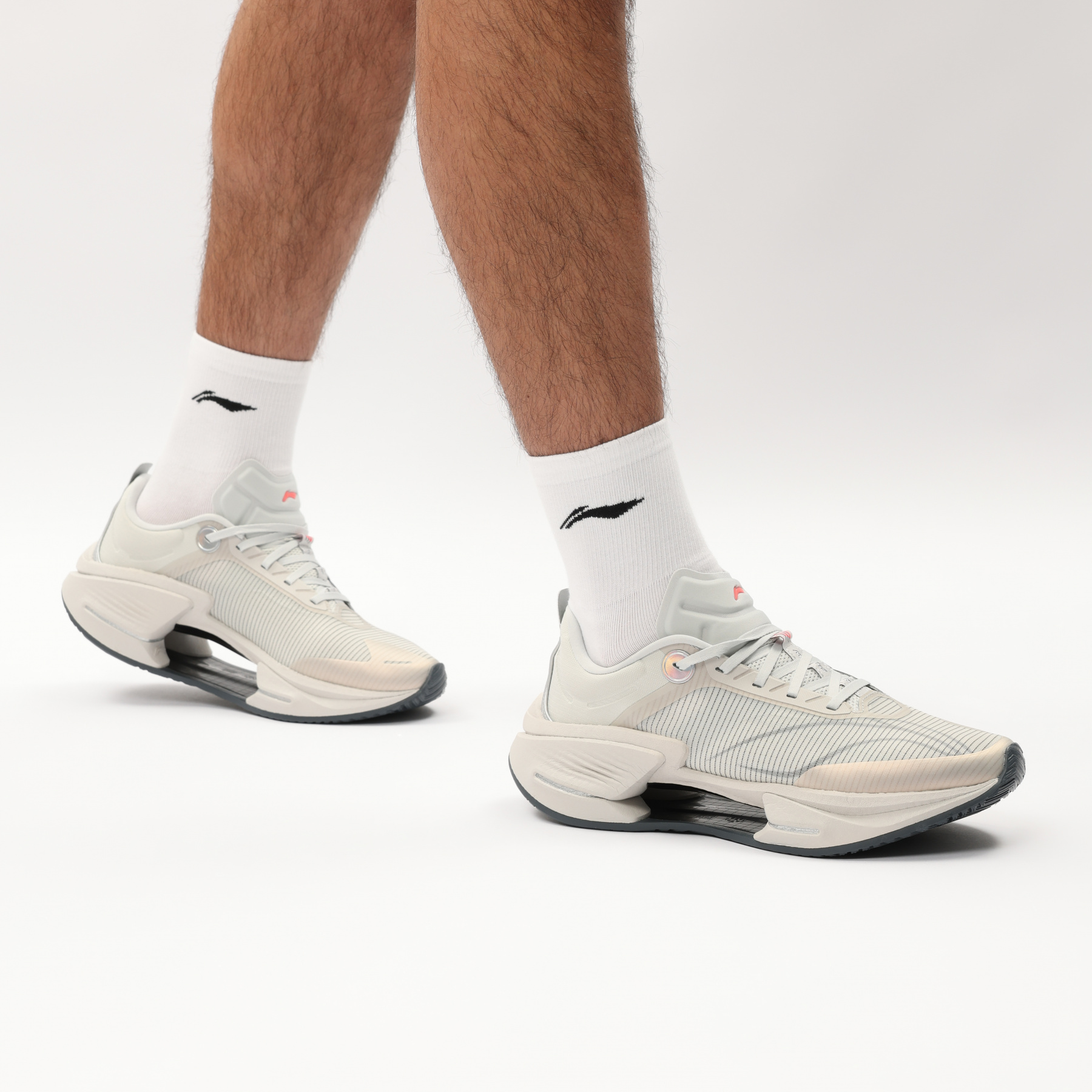 ARRV003-18 Кроссовки беговые Shadow 3 Essential серый/черный