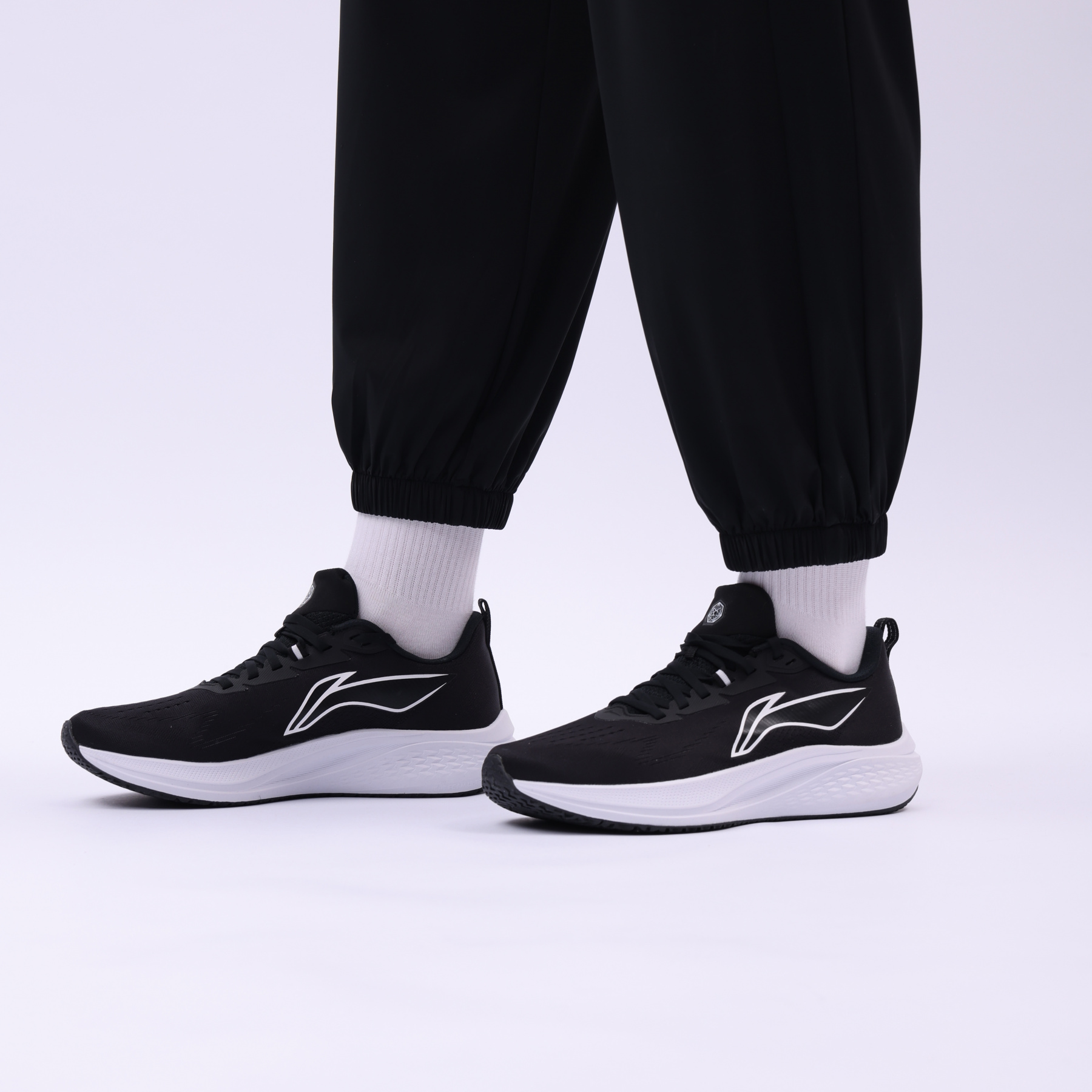 AKLT298-1 Спортивные брюки Essentials черные