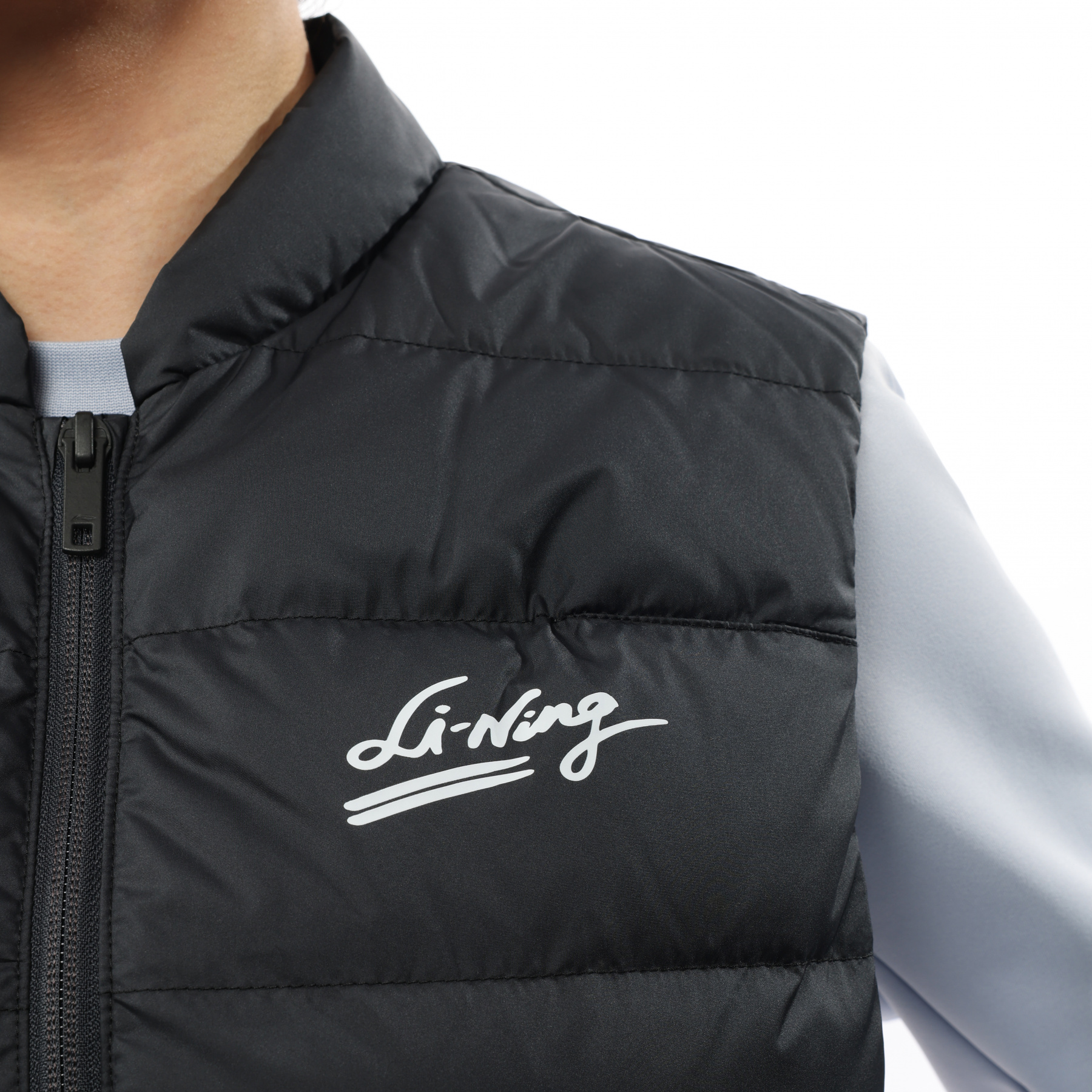 AMRV040-3 Жилет пуховый Sports Style черный