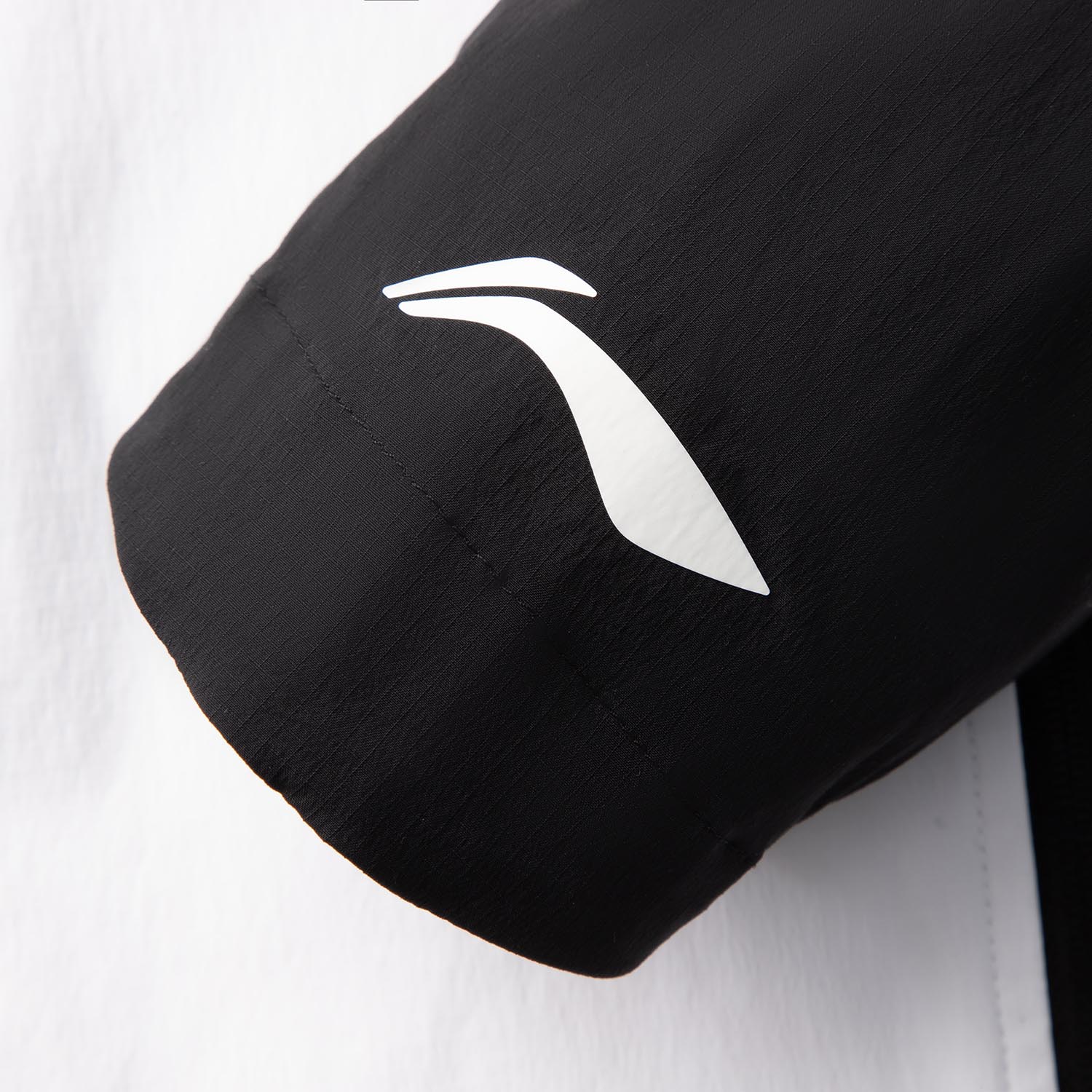 AFYV001-1 Ветровка Trail Running белый / черный