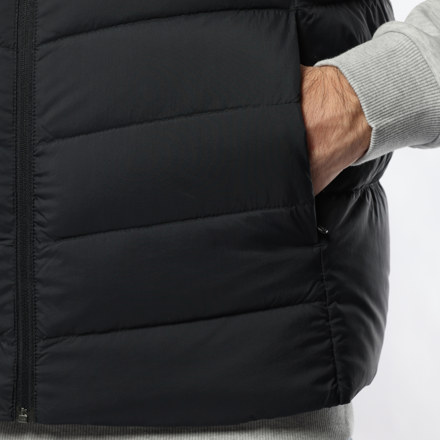 AMRU017-1 Жилет пуховый Essentials черный