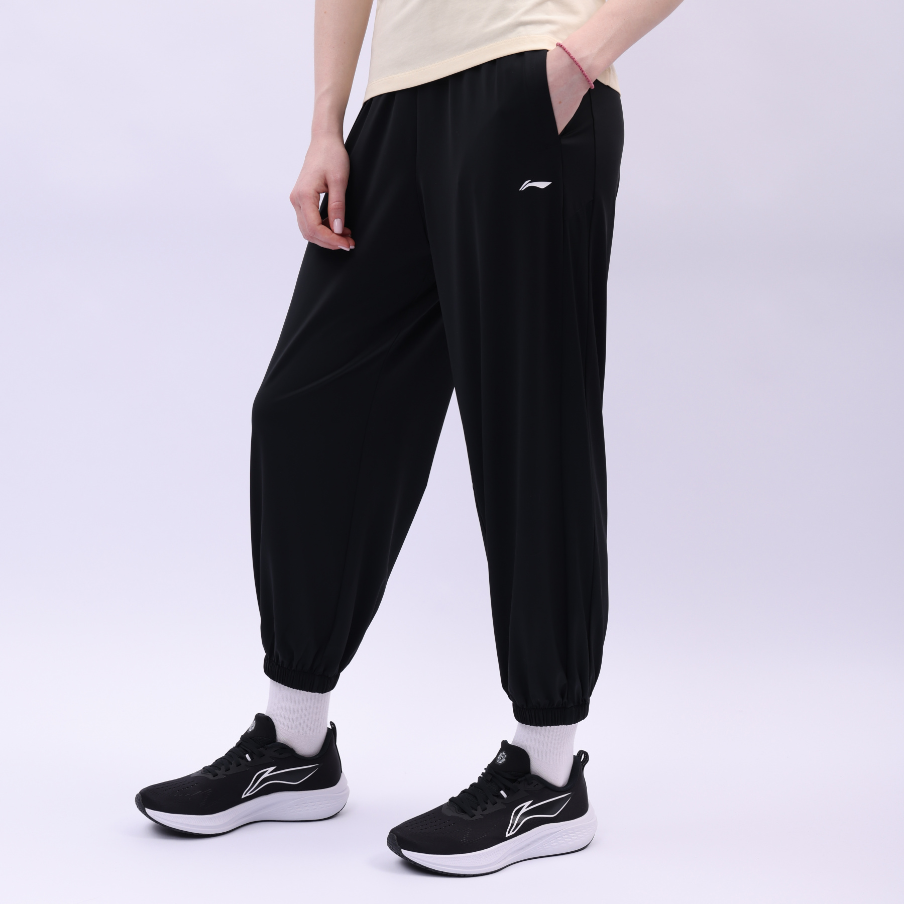 AKLT298-1 Спортивные брюки Essentials черные