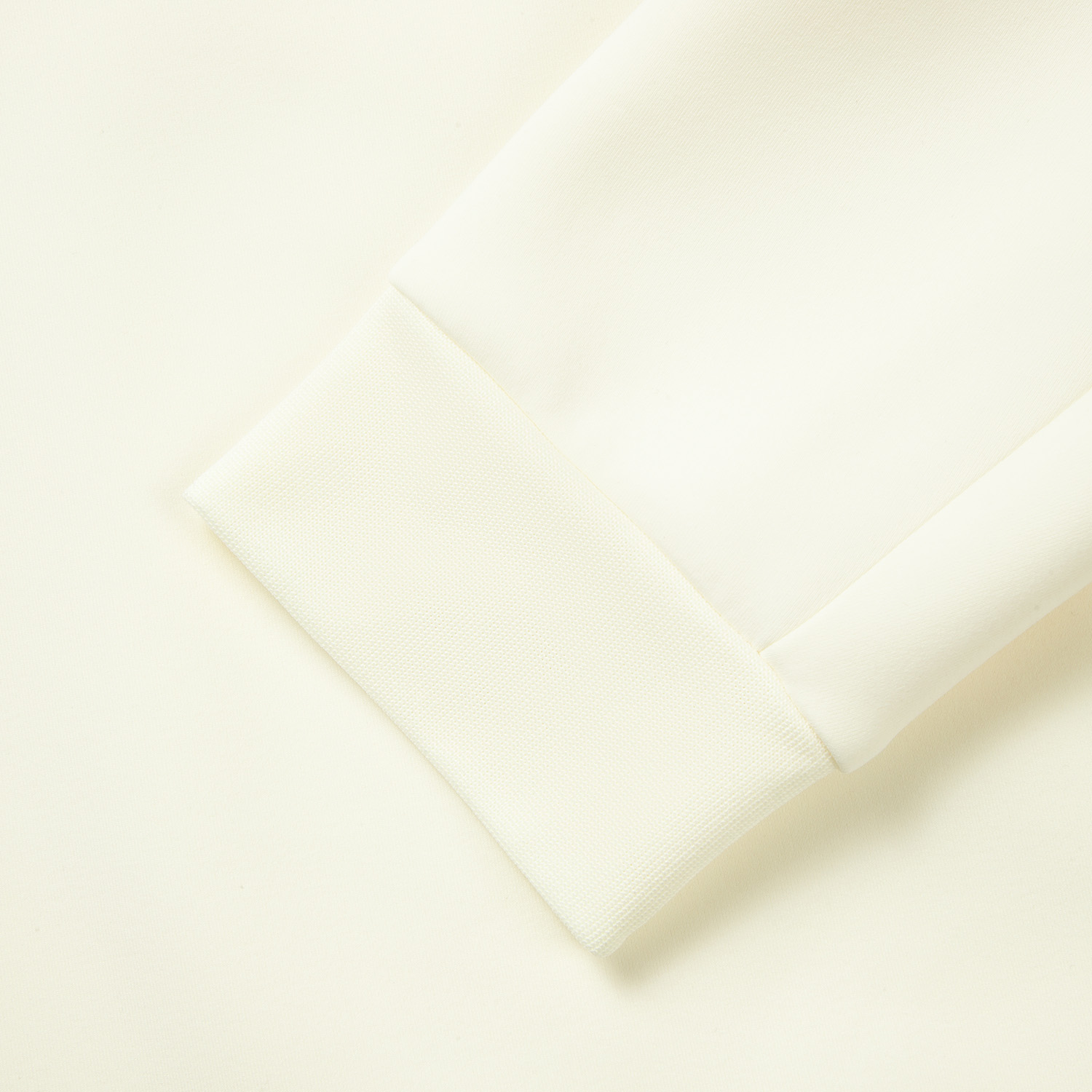 AWDVA70-2 Лонгслив Essentials белый