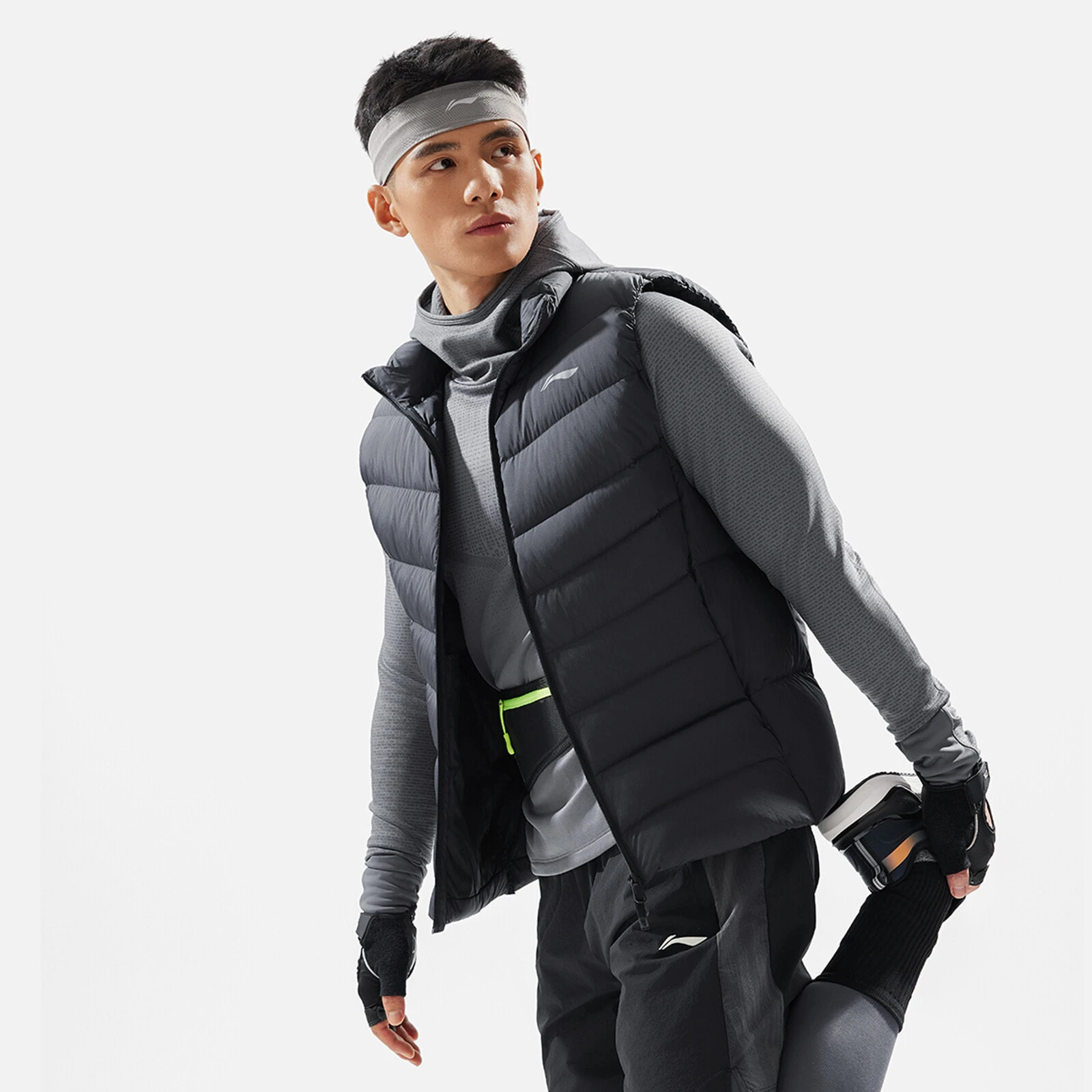 AMRU017-1 Жилет пуховый Essentials черный